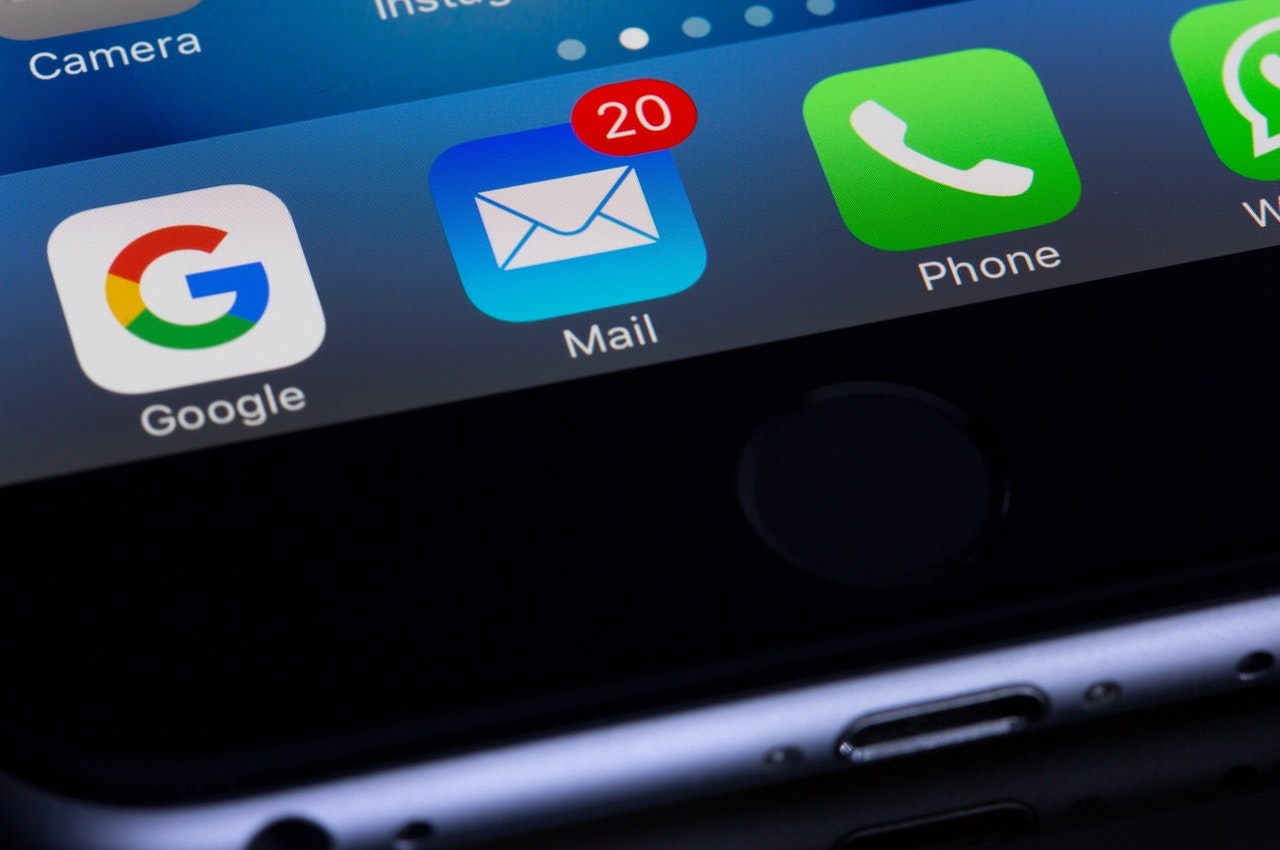 email-notifications-on-smartphone